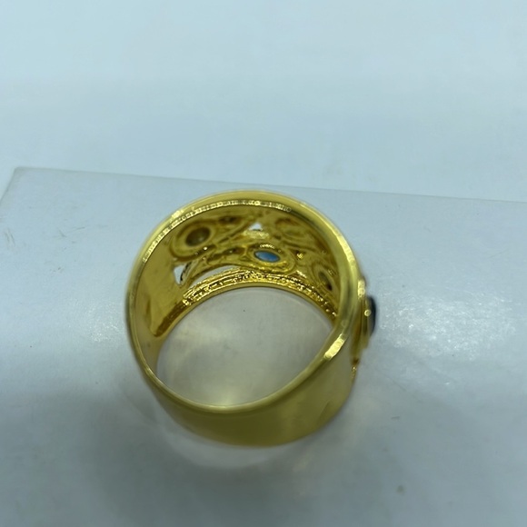 Crystal Tear Drop Pattern Gold Band Ring - Picture 11 of 13